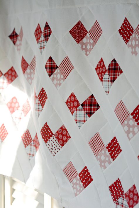 Modern Red And White Quilts, Quilts With Hearts, White Patchwork Quilt, Ombre Quilt, Quilt Simple, Quilt History, Hearts Quilt, Heart Quilts, Simple Quilt