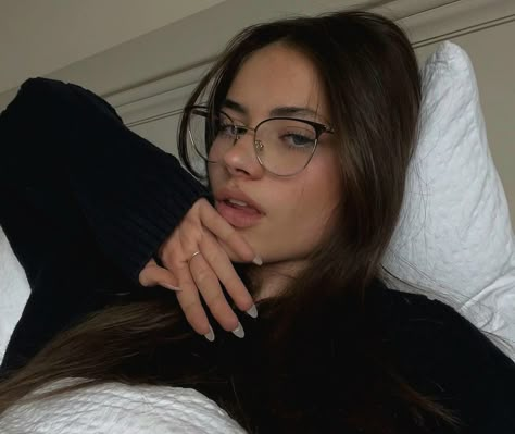 Olivia Christie, Woman With Glasses, Classy Glasses, Glasses Inspiration, Looks Kylie Jenner, Girls With Glasses, Insta Photo Ideas, Selfie Poses, Glasses Frames