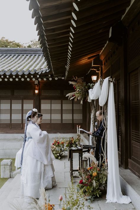 Sunwoongak Seoul, Fall Wedding: Martin and Susan’s Traditional Korean Wedding - Lorryn Smit Photography Traditional Korean Wedding, Wedding Hanbok, Hanbok Wedding, Powder Blue Dress, Romantic Times, Wedding Types, Korean Wedding, Wedding Hall, Fusion Wedding