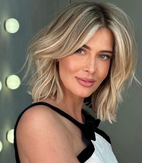 Bold Hair Color Ideas, Pale Blonde Hair, Copper Blonde Hair Color, Shaggy Bob Haircut, Short Hair Highlights, White Blonde Hair, Bold Hair Color, Layered Bob Haircuts, Beautiful Blonde Hair