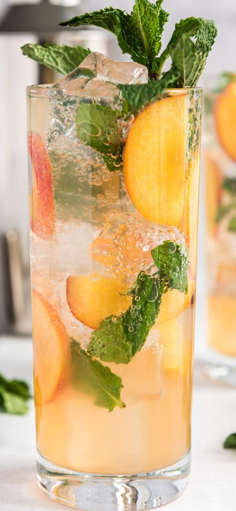 Peach Mojito Recipe, Peach Mojito, Summer Rum Cocktails, Best Mojito Recipe, Peach Rum, Peach Cocktail, Rum Cocktail Recipes, Backyard Parties, Mojito Cocktail