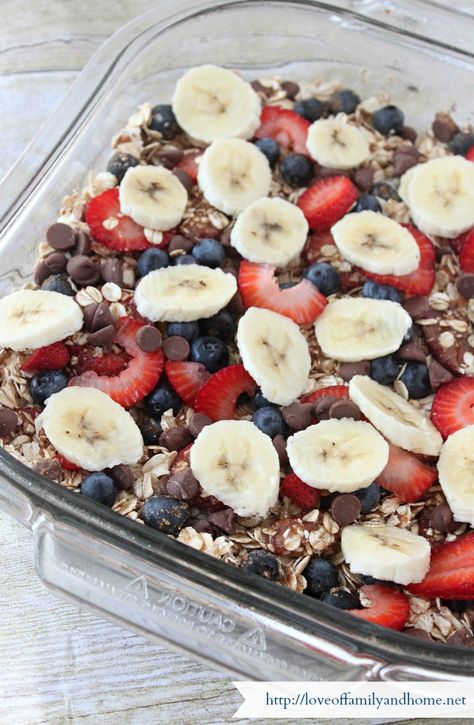 Baked Oatmeal Casserole Recipe...This is probably my fave breakfast bake so far, not to mention so convenient and healthy. Baked Oatmeal Casserole, Oatmeal Casserole, Oatmeal Breakfast, Breakfast Bake, Baked Oatmeal, Breakfast Food, Lunch Snacks, Casserole Recipe, Breakfast Dishes