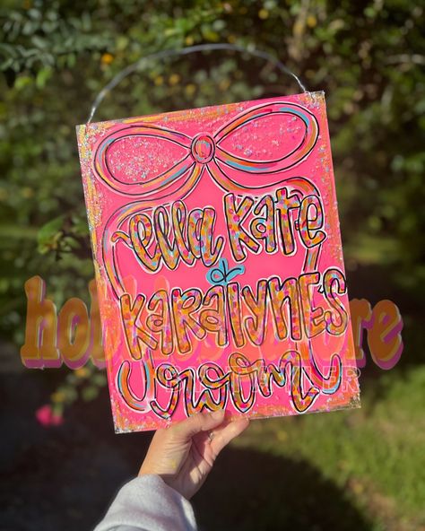 You cannot say this is not one of the cuuuutest acrylic dorm room door signs you ever did see🤩 I’m so obsessedddd . I love doing items for this customer bc she always embraces my style & just lets me do my thing! 💖🧡🫶🏼 https://hgbytayler.etsy.com/listing/1746140974 Dorm Room Door Signs, Room Door Signs, College Dorm Door, Painted Acrylic Sign, Aesthetic Dorm Room, Dorm Room Doors, Dorm Door, College Necessities, Acrylic Door