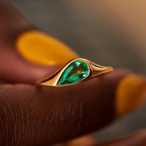 14k Gold Emerald Ring, Emerald Engagement Ring, Emerald Bezel Ring, Victorian Ring, Solid Gold for Women and Girls Handmade Item. Main Stone : Lab Emerald Main Stone Size : 8x5mm Main Stone Shape : Pear Metal : 14k Solid Gold It takes 6-8 working days to make RING. Ships in 7-10 working days. MADE TO ORDER. Pear Gemstone Ring, 2ct Emerald Engagement Ring, Emerald Bezel Ring, Make Ring, Effy Rings, Fashion Jewelry Necklaces Gold, Gold Emerald Ring, Engagement Ring Emerald, Pink Sapphire Ring Engagement