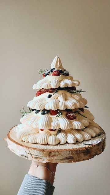 Pavlova Christmas Tree Recipe, Pavlova Tower, Pavlova Tree, Christmas Tree Pavlova, Pavlova Christmas Tree, Meringue Christmas Tree, Christmas Tree Meringue, Pavlova Christmas, Christmas Meringues