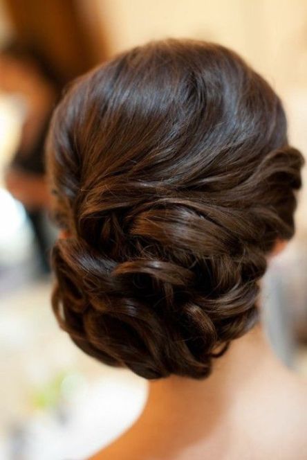 Elegant loose curl updo bun for the cocktail/wedding day for the Indian Bride | Image Source Pinterest | Curated by Witty Vows Sanggul Modern, Vintage Wedding Hair, Peinados Recogidos, Fishtail Braid, Wedding Hairstyles Updo, Wedding Updo, Formal Hairstyles, Popular Hairstyles, Wedding Hair And Makeup