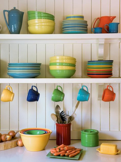 Beautiful and perfectly on trend, open shelving in the kitchen is as stylish as it is practical. We've got 10 tips for keeping yours chic and clutter free. Backsplash Colorful, Kitchen Open Shelving Ideas, Kitchen Shelf Design, Floating Kitchen, Kitchen Open Shelves, Hgtv Kitchens, Arizona Decor, White Beadboard, Colourful Kitchen