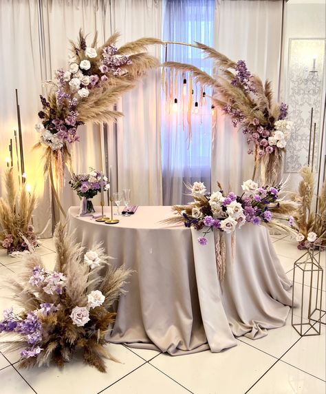 Purple Boho Wedding Decor, Boho Purple Wedding, Brides Table, Bride Floral, Grass Wedding, Flower Arrangements Simple, Boho Wedding Decorations, Wedding Stage Decorations, Outdoor Wedding Decorations