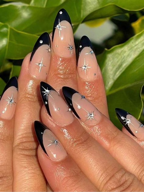 Classy Nails Acrylic Black, Black And Silver Almond Nails Designs, Black Nails Silver Design, Acrylic Nails Black Designs, Nails 2024 Black, Black And Silver Almond Nails, Black Nails 2024, Black And Pearl Nails, Black Elegant Nails Classy