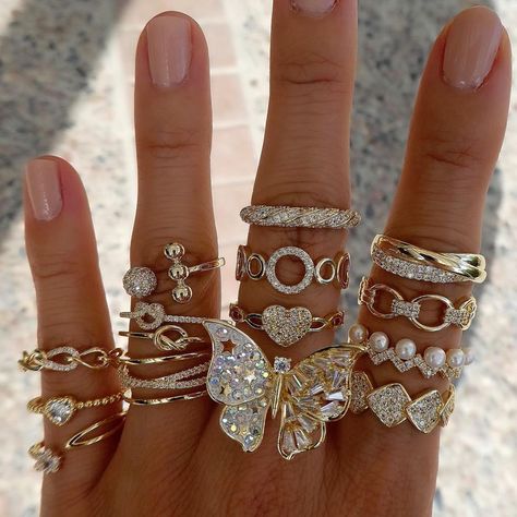 Aesthetic Rings, Hand Chain Bracelet, Preppy Jewelry, Beads Ideas, Hand Chain, Jewelry Photography, Cute Rings, Girly Jewelry, Jewelry Inspo