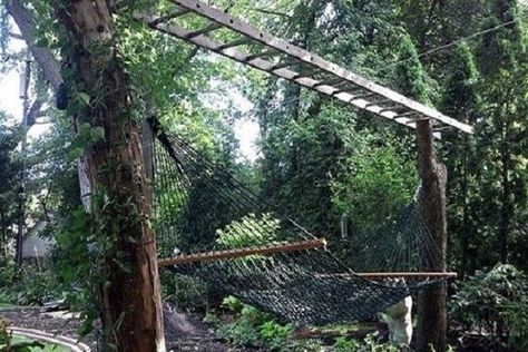 Ten Amazing Things You Can Make With Old Metal Ladders - Top 10 of Anything and Everything - The Fun Top Ten Blog Old Ladders Repurposed, Ladders In The Garden, Garden Ladder Ideas, Upcycle Ladder, Old Wood Ladder, Ladder Trellis, Repurposed Ladders, Old Wooden Ladders, Garden Ladder