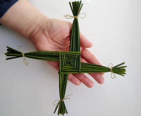 A simple tutorial, showing how to make a St Brigid's cross to celebrate Imbolc....... Brigid Imbolc, Imbolc Decorations Diy, Irish Crafts Traditional, Imbolc Wreath, Imbolc Altar Decorations, Imbolc Brigid, Imbolc Crafts, Imbolc Art, St Brigid Cross Diy