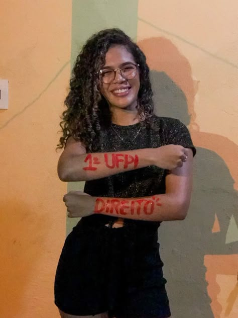 A estudante ainda se dedica ao saxofone, instrumento que toca na Orquestra da cidade de Batalha. A estudante de escola pública Déborah Franco, de 16 anos, natural de Batalha, 165 km ao norte de Teresina, foi aprovada em primeiro lugar para o curso de Direito na Universidade Federal do Piauí no Exame Nacional do Ensino Médio (Enem) 2021. Déborah foi campeã nacional da Olimpíada Nacional de Ciências em 2020, além de conquistar medalhas de prata e bronze na Olimpíada Brasileira de Astrono Aprovados Vestibular, University Life, Prayer Board, Always Learning, Dream Board, Law Of Attraction, Dream Life, Vision Board, Wall