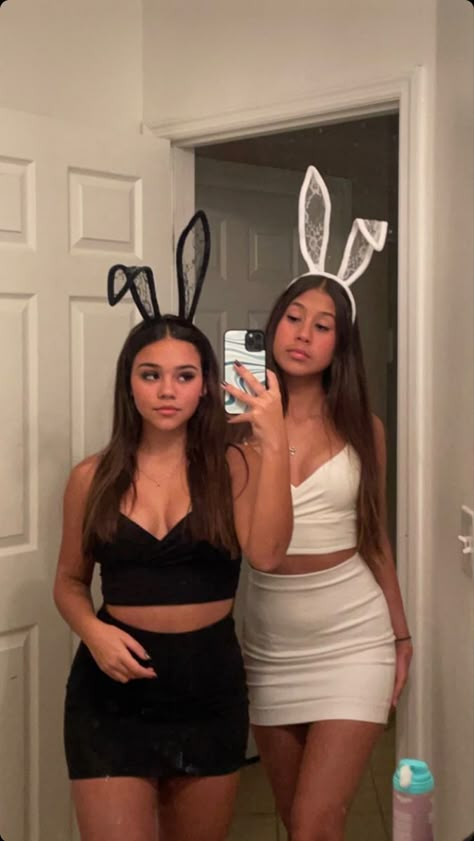 Halloween Costumes For Duos 2023, Simple Carnival Costumes, Halloween Outfit Inspo 2023, Hot Bunny Halloween Costumes, Bunny Custome Halloween, Outfit Carnevale, Halloween Costumes Two People, Halloween Costumes 4 Friends, Holoween Costums