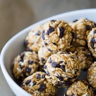 Chocolate Chip Energy Bites, Pb2 Recipes, Cabbage Soup Diet Recipe, Almond Snack, Peanut Butter Energy Bites, Granola Bites, Energy Bites Recipes, No Bake Energy Bites, Snack Bites