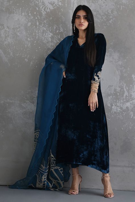 Velvet Dresses Pakistani, Shirts Designs Pakistani, Architecture Embroidery, Latest Velvet Dresses, New Dress Designs, Pretty Dresses Casual, Zardozi Work, Velvet Dress Designs, Velvet Dresses