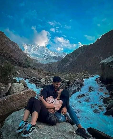 Hill Station Couple Photography, Couple Photography Poses At Hill Station, Pre Wedding Photoshoot In Kashmir, Srinagar Photography Poses, Couple Poses In Hill Station, Couple Trip Photos, Couple Poses For Trip, Hill Poses Photo Ideas, Hill Station Couple Photos