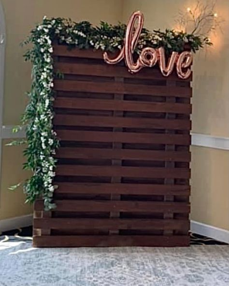 Bridal Shower Outdoor Theme, Bridal Shower Rustic Theme, Sangria Bar, Wooden Backdrop, Wooden Arbor, Bridal Shower Inspo, Bridal Shower Balloons, Wooden Backdrops, Bridal Shower Backdrop