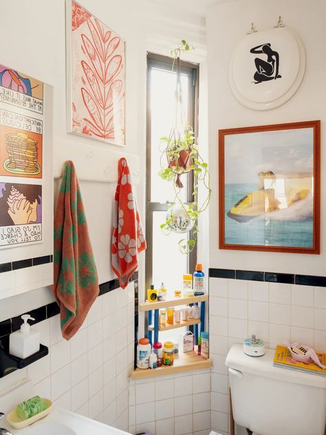 College House Bathroom, Washroom Decor Ideas Small Spaces, Small Eclectic Bathroom, Toilet Decorating Ideas, Fun Bathroom Ideas, Maximalist Bathroom, Small Apartment Bathroom, Eclectic Bathroom, Manhattan Apartment