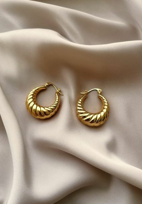 Gold Hoop Earrings Aesthetic, Small Earrings Gold, Jewellery Photography Inspiration, Jewelry Product Shots, Aesthetic Rings, Jewelry Picture, Classy Jewelry, Jewelry Essentials, Jewelry Lookbook