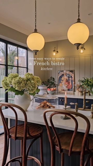 Bistro Dining Room Ideas, Bistro Inspired Kitchen, French Home Bar, French Chic Dining Room, Vintage Kitchen Lights, Parisian Style Cafe, French Bistro Dining Room, Parisian Bistro Dining Room, Parisian Style Dining Room