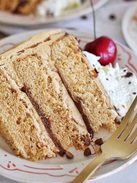 Cake by Courtney: Root Beer Float Cake #cakebycourtney #rootbeerfloatcake #rootbeerfloat #cake #easycakerecipe Root Beer Frosting, Rootbeer Float Cake, Root Beer Cake Easy, Root Beer Cake Recipe, Root Beer Floats Party, Root Beer Cake, Root Beer Float Recipe, Root Beer Candy, Root Beer Float Cake