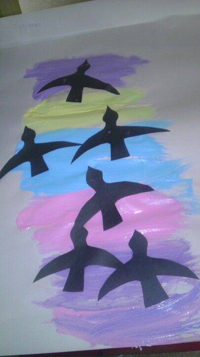 Migration. Just cut out black geese and mix some pastel paint and let your child blend the colours Preschool Migration Crafts, Migration Art Preschool, Migrating Birds Preschool, Animals That Migrate, Migration Crafts For Toddlers, Preschool Migration Activities, Migration And Hibernation Activities, Migration Crafts Preschool, Migration Preschool Activities