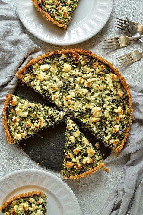 Spinach, ricotta and feta cheese quiche (spanakopita tart) Vegetable Tart Recipes, Spinach Feta Quiche, Spinach Tart, Feta Quiche, Vegetable Tart, Spinach Ricotta, Savory Tart, Delicious Vegetables, Spinach And Feta