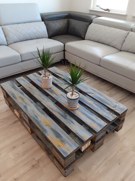 DIY. Make a coffee table with wooden pallet, you need two pallets, four wheels and paint of your favorite. Diy Tea Table Ideas, Pallet Coffee Table Diy Living Rooms, Creative Coffee Table Ideas, Coffee Table Pallet, Modern Vintage Bedroom, Fall Kitchen Table Decor, Homemade Coffee Tables, Pallet Coffee Table Diy, Wooden Pallet Coffee Table