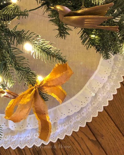 How to Make a DIY Christmas Tree Skirt – Simple Tutorial - Hymns & Home Tree Skirt Diy, Plates On The Wall, Chair Reupholstery, Diy Christmas Tree Skirt, Christmas Chair Covers, Christmas Chair, Christmas Crafty, Skirt Diy, Simple Tree