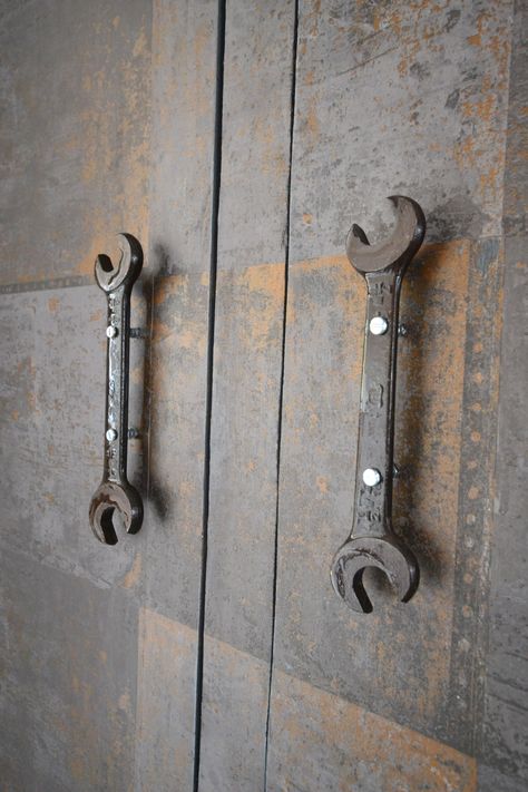 Spanner Door Handle, Old Barn Door Ideas, Old Tools Decor Ideas, Diy Door Handles, Rustic Door Handles, Door Handle Ideas, Rustic Handles, Mechanic Shop Decor, Garage Door Handles