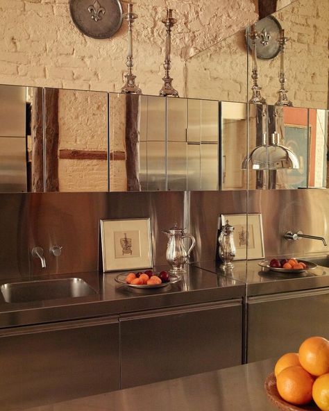 Mirror Kitchen Backsplash, Mirror Backsplash Kitchen, Kosher Kitchen Design, Industrial Chic Kitchen, Kosher Kitchen, Loft Interior Design, Warm Colours, Kitchen Concepts, Kitchen Mirror