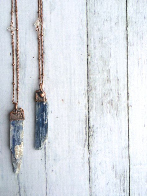 Mineral Necklace, Kyanite Necklace, Jewelry By Brand, Kyanite Jewelry, Kyanite Crystal, Raw Crystal Jewelry, Raw Crystal Necklace, Les Chakras, Natural Gemstone Jewelry