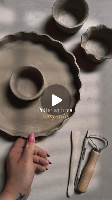 pottery | handbuild | mindfulness on Instagram: "Potter with me 🫶🏼 - snack & dip bowl   Template time, you can find it via the link in my bio (only until 24.05.2024)💃🏽💃🏽  I love it 😍, I also made two individual dip bowls that can be placed in variable positions, in case you want more than one dip. You also have the base for them in the template. I think this is also a great project to get a little creative yourself. You have a good base here and can add something, arrange the dip bowl differently, or add more. Of course, you can also make them smaller or larger.☺️ So have fun recreating it 💃🏽💃🏽  I got the inspo from @beclayyy Love the one she threw on the wheel😍  #pottery #handbuild #handcrafted #clay #ceramics #snack #bowl #homemade #template" Diy Chip And Dip Bowl, Pottery Dipping Bowls, Ceramic Dipping Bowls, Ceramic Dip Bowls, Chip And Dip Bowl Pottery, Chip And Dip Bowl Ceramic, Pottery Chip And Dip Bowl, Fun Pottery Ideas, Diy Clay Bowl