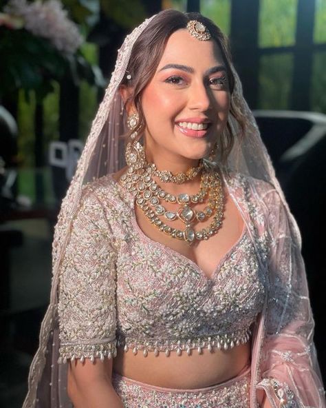 Lehenga Jewellery Ideas, Chubby Face, Indian Wedding Makeup, Indian Wedding Gowns, Latest Bridal Lehenga, Indian Bridal Jewellery, Wedding Lehenga Designs, Indian Bride Outfits, Bridal Hair Buns