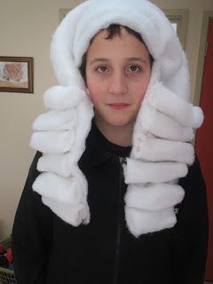 Cafe Gorgeous: How to make a Judge's Wig. We made this judge's wig for a mock trial at high school. Took about an hour - we were pleased! Paper Wig, Barrister Wig, Judge Wig, Colonial Wigs, Judge Costume, Musical Decor, Seussical Costumes, Mock Trial, Musical Costumes