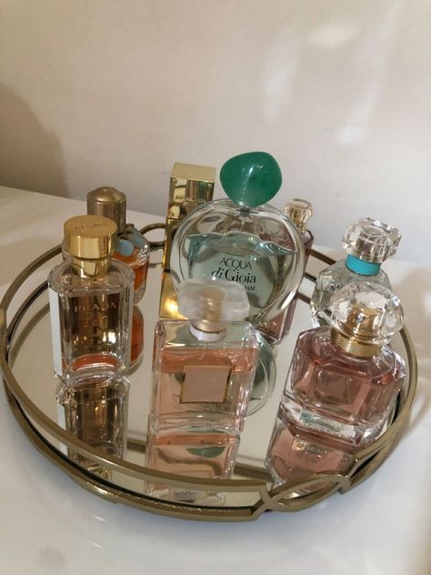 Perfume Tray Decor, Bandeja Perfume, How To Organize Perfumes On Dresser, Profumo Victoria Secret, Koleksi Parfum, Perfume Organizer, Perfume Storage, Perfume Display, Flipagram Instagram