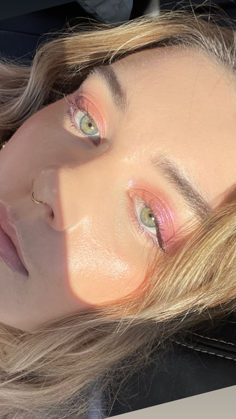 Summer Makeup Looks For Green Eyes, Simple Makeup Green Eyes, Makeup For Light Green Eyes, Simple Bright Makeup Looks, Pink Makeup Green Eyes, Pink Eye Makeup For Green Eyes, Eye Makeup Ideas For Green Eyes, Makeup Look For Green Outfit, Spring Makeup Green Eyes