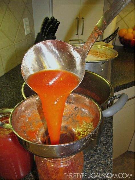 Canning tomato juice is so easy!  This step-by-step photo tutorial will show you how to can homemade tomato juice in no time. #thriftyfrugalmom #canning #tomatoes #tomatojuice #doityourself #frugalliving #homemade Canning Tomato Soup, Canning Tomato Juice, Homemade Tomato Juice, Canning For Beginners, Tomato Juice Recipes, Freezing Recipes, High Acid Foods, Canned Tomato Juice, Canning Tomatoes Recipes