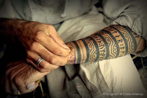 Mr. Dale demonstrating the art of skin-stitching on his arm. Photograph © Claire Artemyz. Arlo Tattoo, Runes Tattoo, Scandinavian Tattoo, Arte Viking, Viking Tattoo Sleeve, Tattoo Band, Hipster Tattoo, Vikings Tattoo, Rune Tattoo