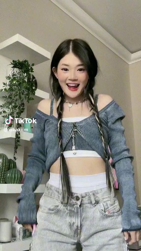 Kika Kim Tik Tok, Barbie Fashion Sketches, Easy Dance, New Dance Video, 70s Inspired Fashion, Black Hair Kpop, Dance Like This, Step Up Dance, Dance Workout Videos