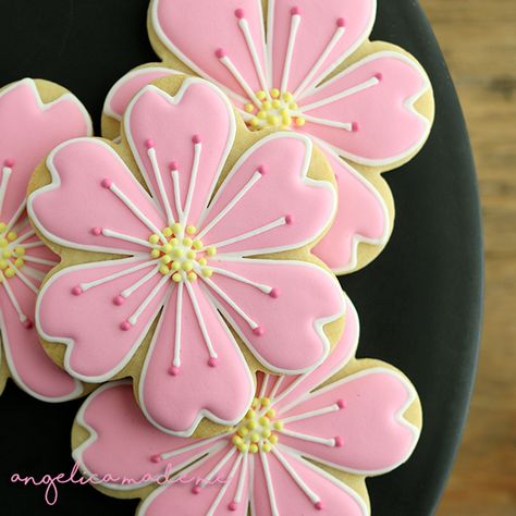 Custom Decorated Flower Cookies - AngelicaMadeMe Flower Sugar Cookies, Royal Iced Cookies, Easter Sugar Cookies, Sugar Cookie Royal Icing, Spring Cookies, Summer Cookies, Sugar Cookie Designs, Pretty Cookies, Cookie Frosting