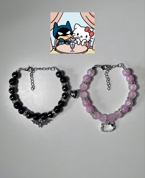 Cute Matching Accessories Couple, Cute Matching Jewelry For Couples, Matching Braclet Aesthetic, Couple Handmade Bracelets, Matching Bracelets Aesthetic Beads, Matching Hello Kitty Bracelets, Batman And Hello Kitty Bracelets, Cute Matching Things For Couples, Couple Matching Bracelets Diy