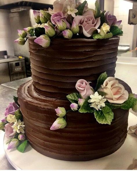 Chocolate Bridal Shower Cake, Engagement Chocolate Cake, Chocolate Cake Flowers, Chocolate Birthday Cake Ideas For Women, Two Tier Chocolate Cake, 40th Birthday Cake For Women, Bun Cake, Tiered Cakes Birthday, Wedding Cake Fresh Flowers