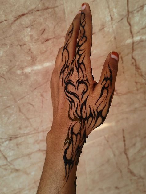 Henna Design On Thigh, Men Henna Tattoo Hands, Henna Tattoo Designs Anime, Contemporary Henna Designs, Henna Designs Body Art, Drawing For Hands, Edgy Henna Designs, Abstract Henna Designs, Henna Y2k Design