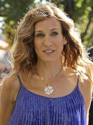 Carrie Bradshaw clover necklace Flamboyant Natural, Birthday Surprise Boyfriend, Casual Attire For Women, 10th Wedding Anniversary, Four Leaf Clover Necklace, Clover Necklace, Sarah Jessica Parker, Carrie Bradshaw