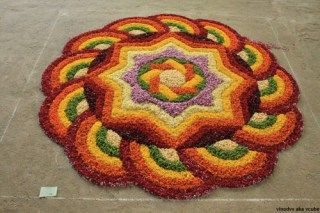 onam pookalam pattern Pookkalam Designs, Onam Pookalam Design, Onam Pookalam, Ganesha Rangoli, Pookalam Design, Onam Festival, Rangoli Designs Simple Diwali, Rangoli Colours, Simple Flower Design