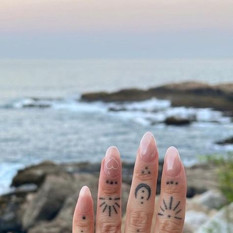 Heidi Gibson on Instagram: "“My boyfriend proposed when we were in Maine for our ‘baby moon’ We are expecting our first baby in December! It was a perfect moment and the ring you made is breathtaking. I haven’t stopped staring at it. Thank you Heidi for creating pure magic to capture our love❤️” - Catherine D. with the yellow gold Emerald Cut Gatsby, all diamonds with one carat center and vintage detailing on the shank, size 4 for scale reference ✨✨✨" Heidi Gibson, Baby Moon, Scale Reference, Stop Staring, Babymoon, Perfect Moment, First Baby, Gatsby, Emerald Cut