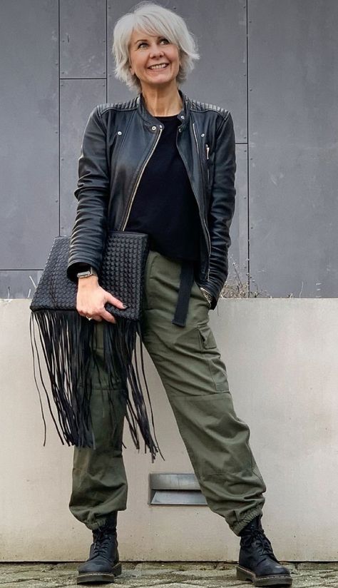 Mode Over 50, Look Boho Chic, Woven Clutch, Mode Hippie, Older Women Fashion, Mode Casual, Looks Black, Casual Chic Outfit, Green Pants