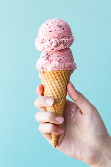 Stracciatella Gelato, Homemade Strawberry Ice Cream, Strawberry Ice Cream Recipe, What Is Healthy Food, Ice Cream Photography, Gelato Recipe, Chocolate Chip Ice Cream, Healthy Food Facts, Smoothie Diet Plans